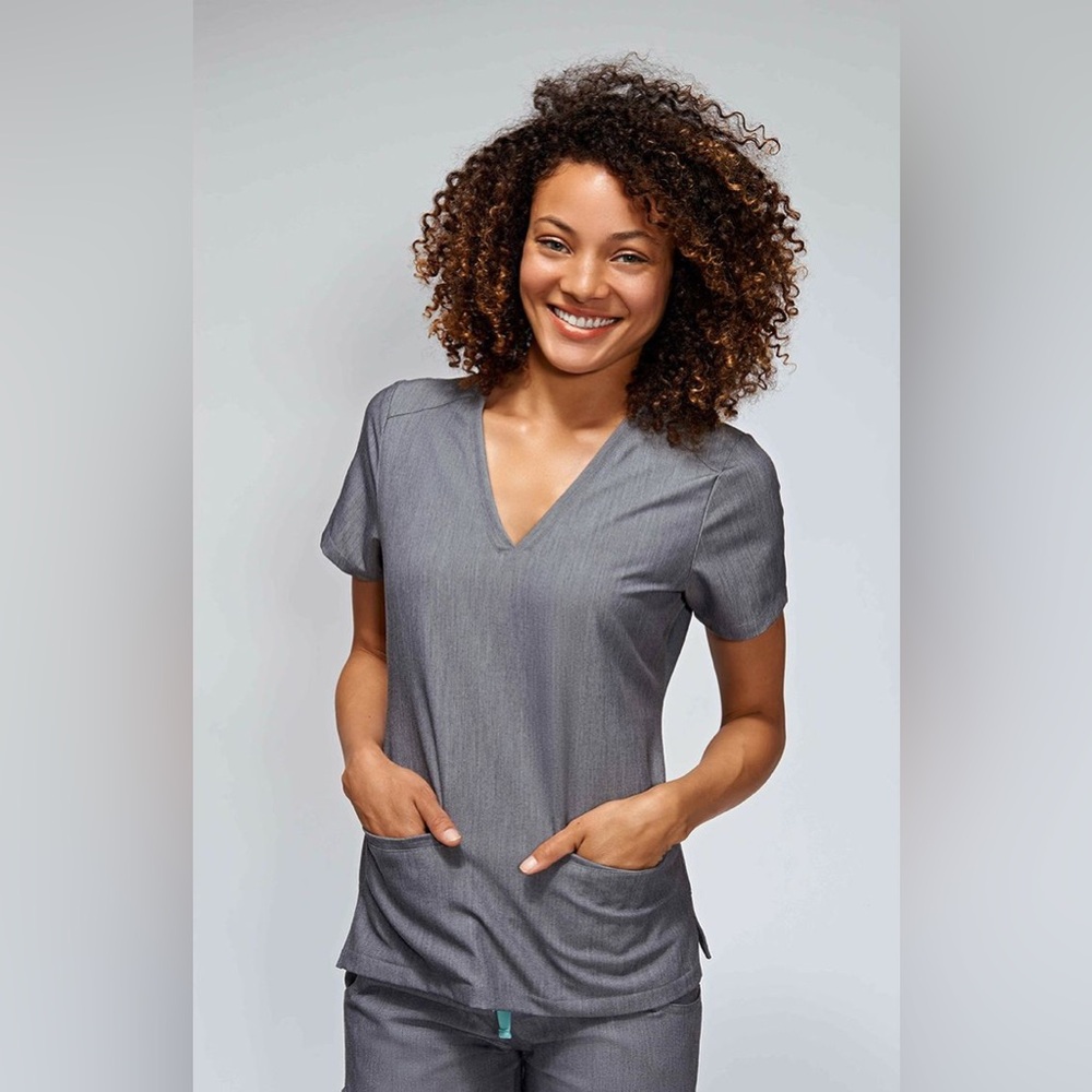 women's Graphite Casma™ - Three-Pocket Scrub Top - S / Graphite